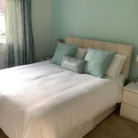 Private Room, Shared Bathroom With One Other, Tea And Coffee Making Facilities, Mini Fridge And Hairdryer, King Sized Bed With Help Yourself Continental Breakfast In Secluded Modern Property With Parking Bornemouth Extérieur photo
