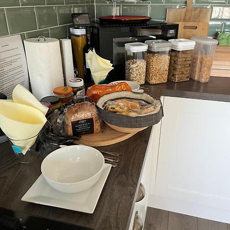 Private Room, Shared Bathroom With One Other, Tea And Coffee Making Facilities, Mini Fridge And Hairdryer, King Sized Bed With Help Yourself Continental Breakfast In Secluded Modern Property With Parking Bornemouth Extérieur photo