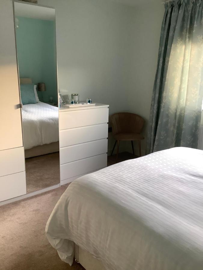 Private Room, Shared Bathroom With One Other, Tea And Coffee Making Facilities, Mini Fridge And Hairdryer, King Sized Bed With Help Yourself Continental Breakfast In Secluded Modern Property With Parking Bornemouth Extérieur photo