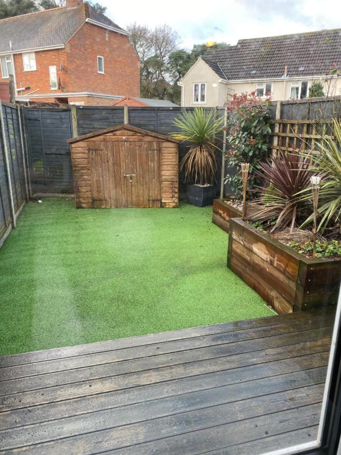 Private Room, Shared Bathroom With One Other, Tea And Coffee Making Facilities, Mini Fridge And Hairdryer, King Sized Bed With Help Yourself Continental Breakfast In Secluded Modern Property With Parking Bornemouth Extérieur photo