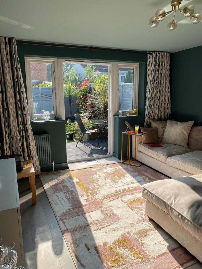 Private Room, Shared Bathroom With One Other, Tea And Coffee Making Facilities, Mini Fridge And Hairdryer, King Sized Bed With Help Yourself Continental Breakfast In Secluded Modern Property With Parking Bornemouth Extérieur photo