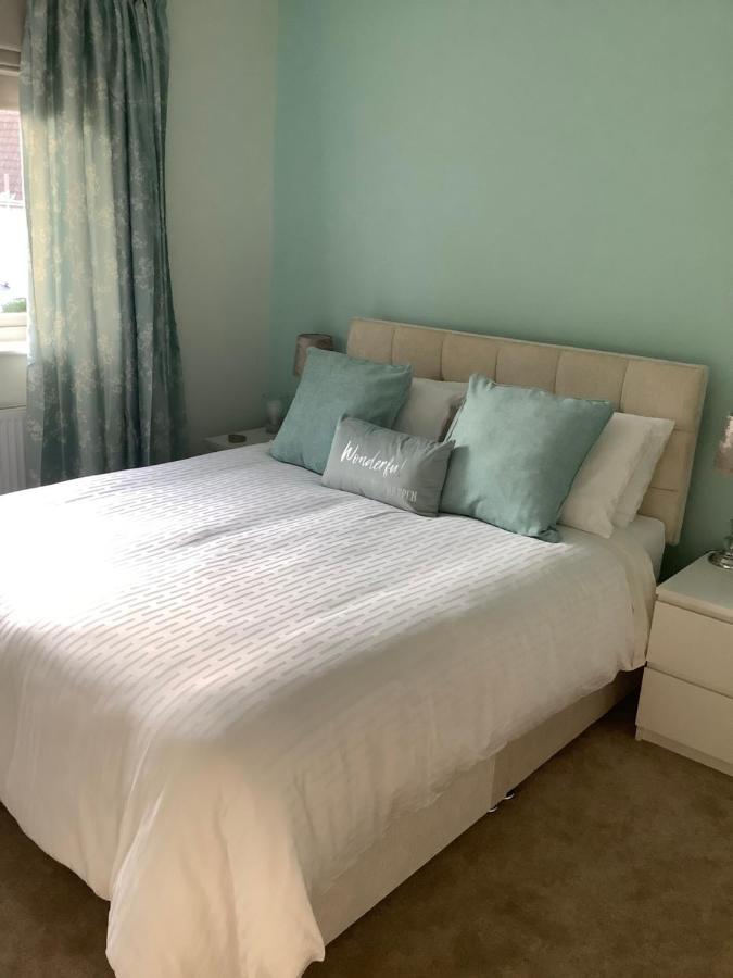 Private Room, Shared Bathroom With One Other, Tea And Coffee Making Facilities, Mini Fridge And Hairdryer, King Sized Bed With Help Yourself Continental Breakfast In Secluded Modern Property With Parking Bornemouth Extérieur photo