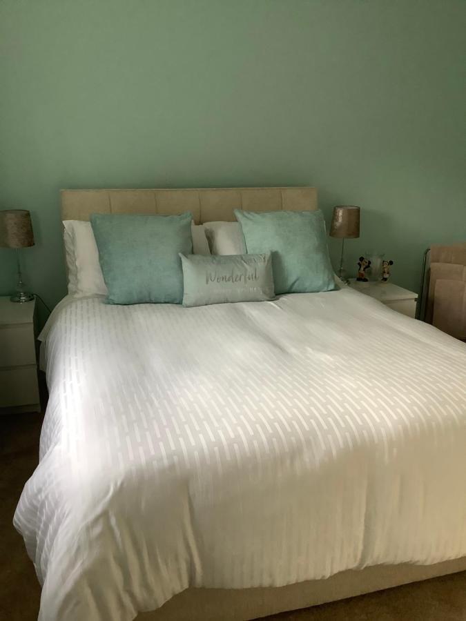 Private Room, Shared Bathroom With One Other, Tea And Coffee Making Facilities, Mini Fridge And Hairdryer, King Sized Bed With Help Yourself Continental Breakfast In Secluded Modern Property With Parking Bornemouth Extérieur photo