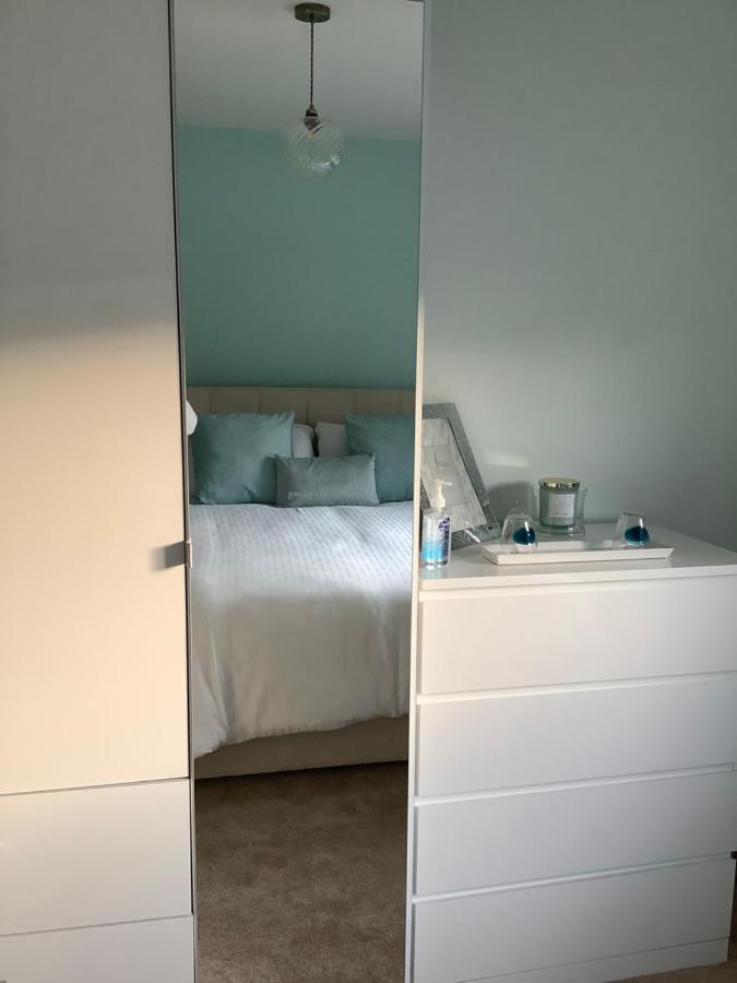 Private Room, Shared Bathroom With One Other, Tea And Coffee Making Facilities, Mini Fridge And Hairdryer, King Sized Bed With Help Yourself Continental Breakfast In Secluded Modern Property With Parking Bornemouth Extérieur photo