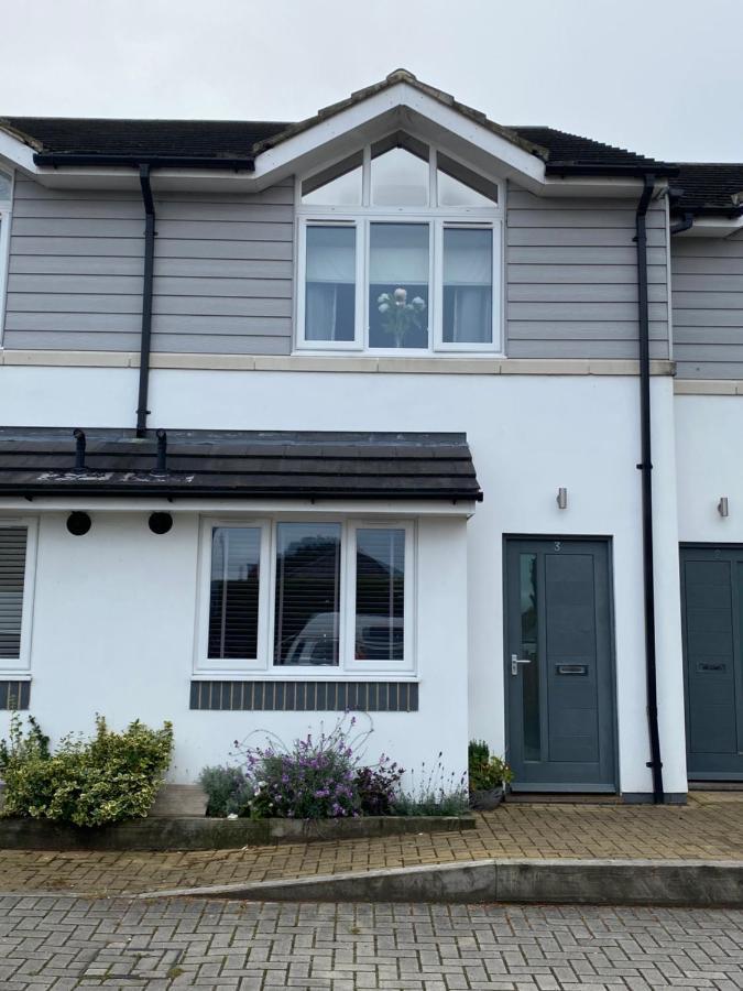 Private Room, Shared Bathroom With One Other, Tea And Coffee Making Facilities, Mini Fridge And Hairdryer, King Sized Bed With Help Yourself Continental Breakfast In Secluded Modern Property With Parking Bornemouth Extérieur photo