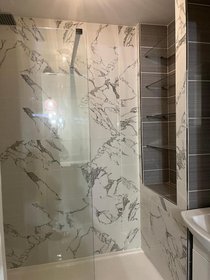 Private Room, Shared Bathroom With One Other, Tea And Coffee Making Facilities, Mini Fridge And Hairdryer, King Sized Bed With Help Yourself Continental Breakfast In Secluded Modern Property With Parking Bornemouth Extérieur photo