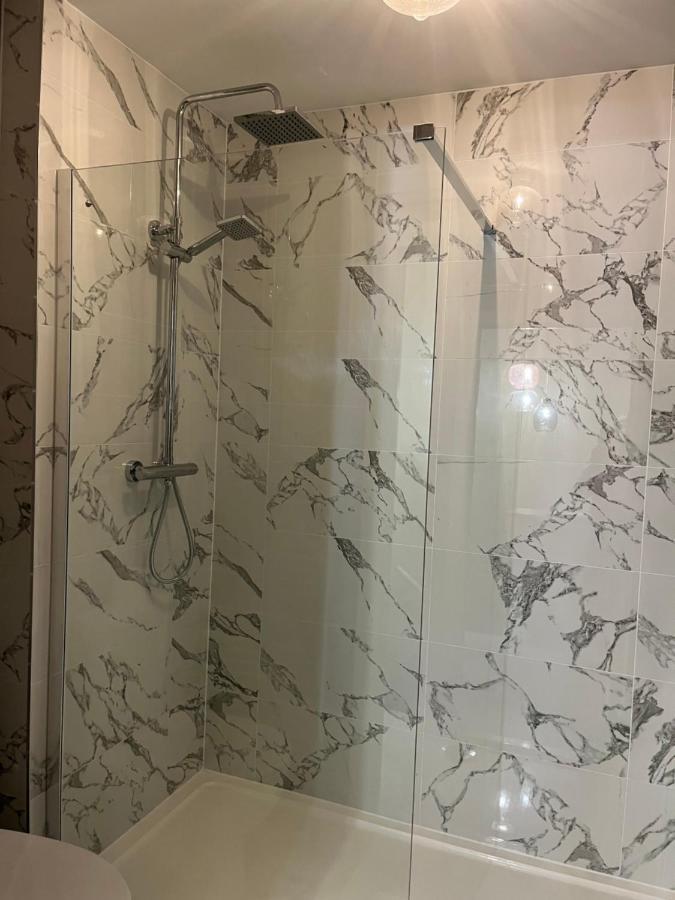 Private Room, Shared Bathroom With One Other, Tea And Coffee Making Facilities, Mini Fridge And Hairdryer, King Sized Bed With Help Yourself Continental Breakfast In Secluded Modern Property With Parking Bornemouth Extérieur photo